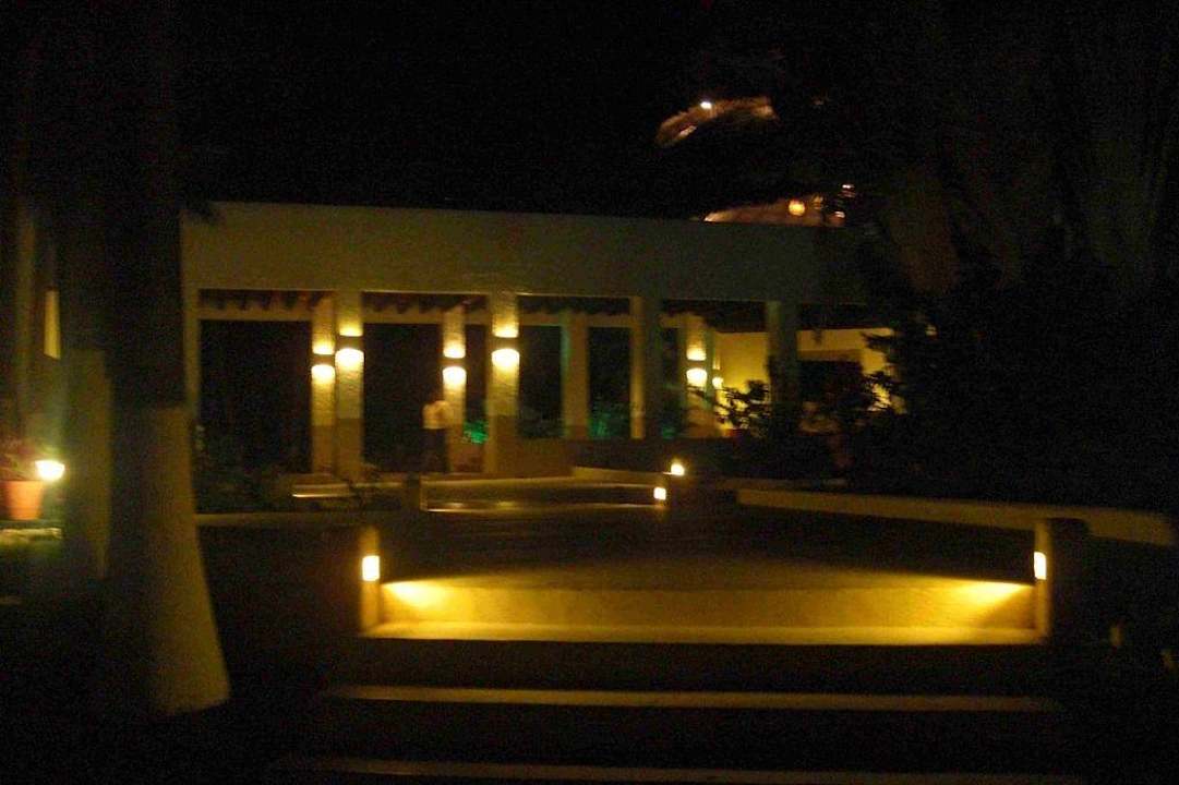 Restaurant und Bar bei Nacht Hotel Punta Serena - Adults only