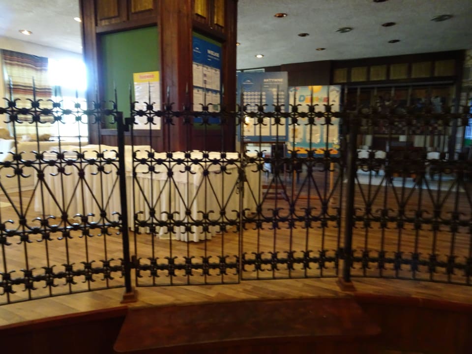 Abgesperrter Infobereich Hotel Athos Palace