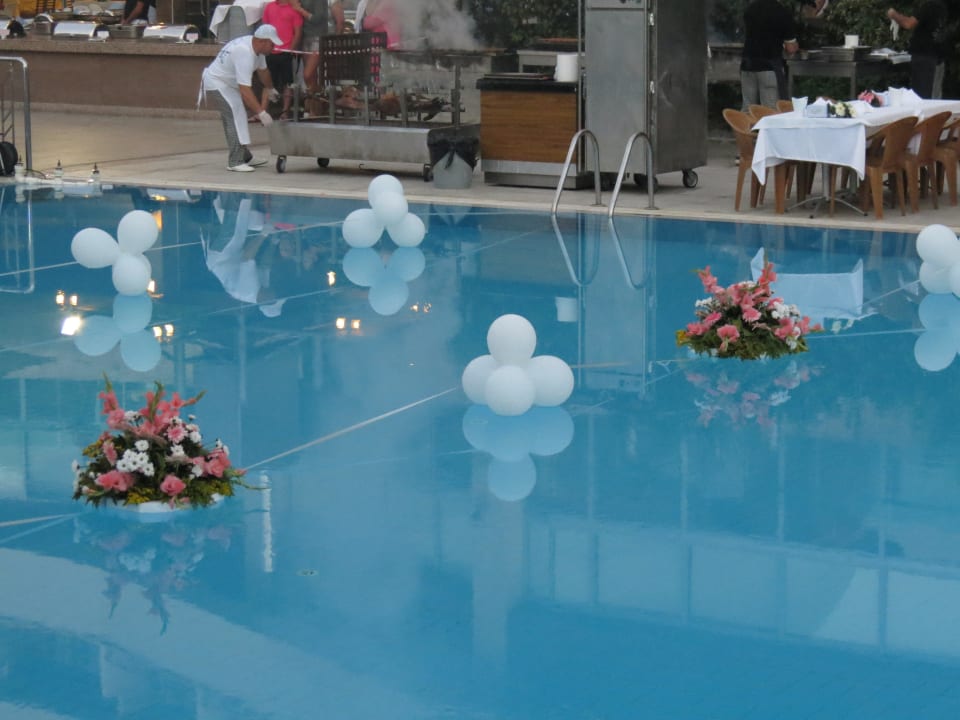 Black & White Abend Alaiye Resort & Spa