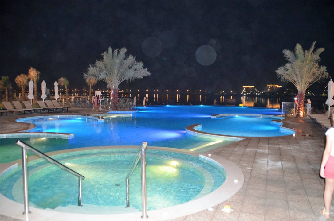 Bay club pool DoubleTree by Hilton Resort & Spa Marjan Island
