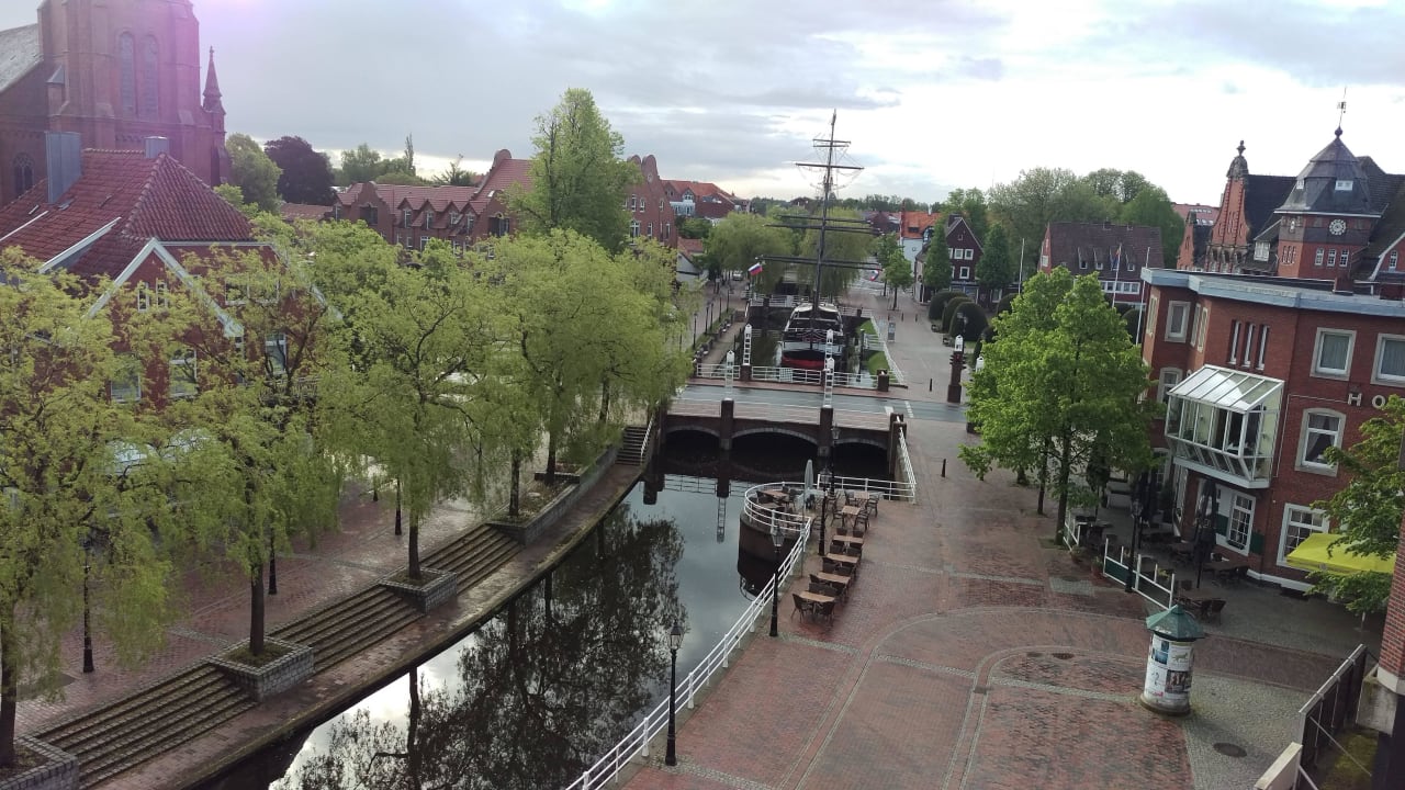Blick auf die Frederike auf dem Hauptkanal Hotel Altes Gasthaus Kuhr