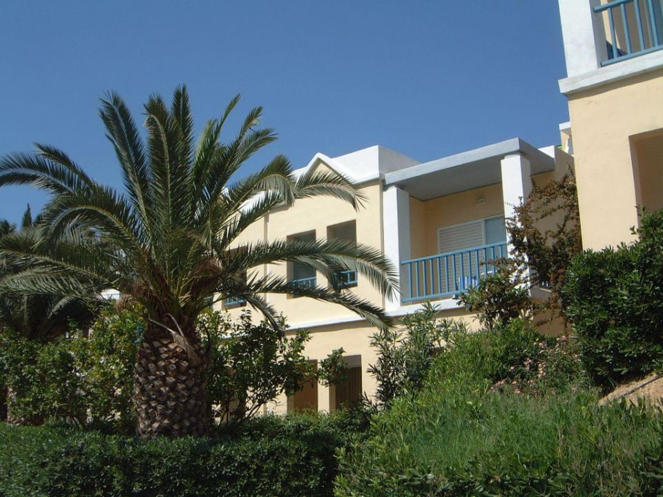 Aussenansicht der Unterkünfte im oberen Bereich Fodele Beach & Water Park Holiday Resort