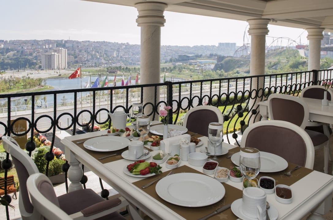 Restaurant Isfanbul Holiday Home & Suites