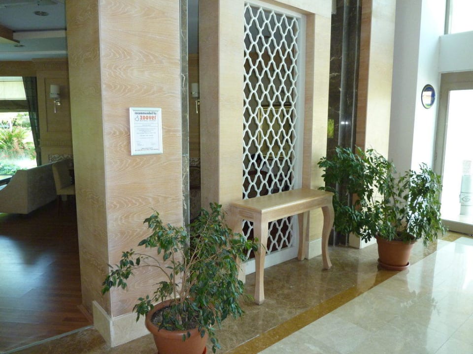 Stolik w hallu Alba Queen Hotel
