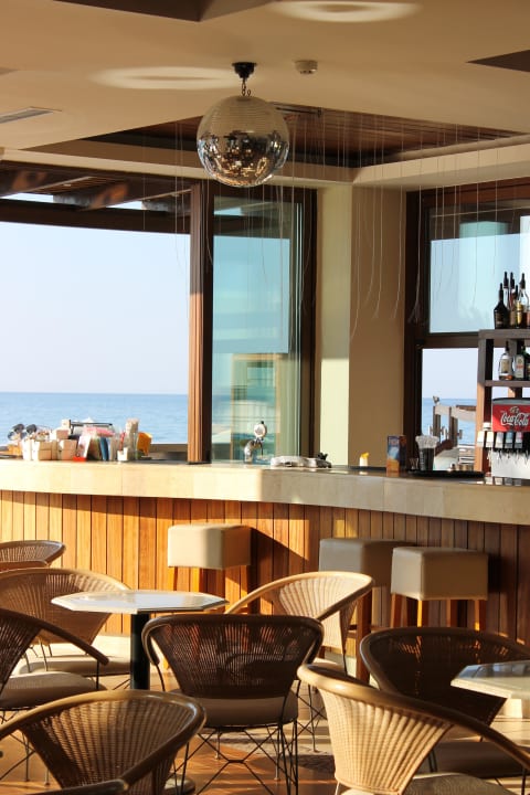 Strandbar Innenbereich Pilot Beach Resort