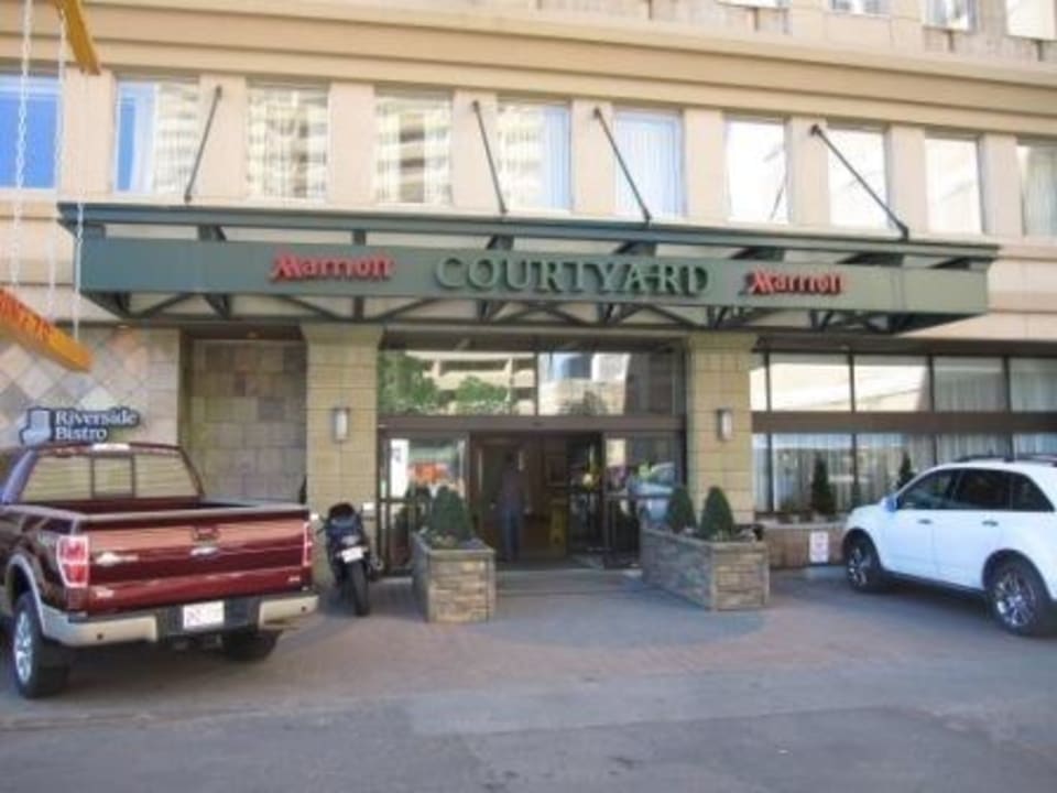 Anfahrt zum Hotel mit Vallet Parking Hotel Courtyard Edmonton Downtown