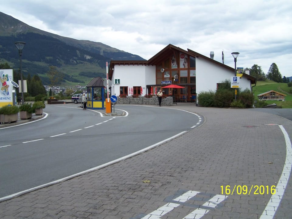 Blick zum Parkhaus , Gewerbegebiet Hotel Garni Alpenruh-Micheluzzi