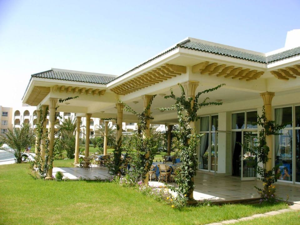 Aussenbereich der Snack Bar Iberostar Waves Averroes