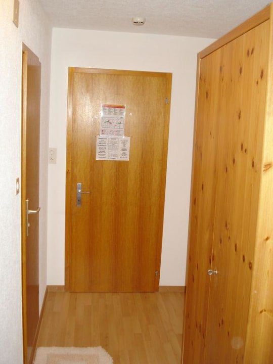 Zimmer zum Eingang hin Hotel Adler-Central