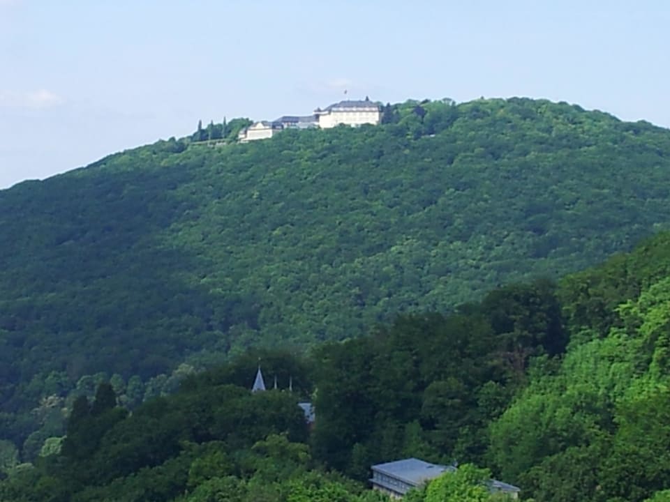 Blick von Drachenfels auf das hotel Steigenberger Icon Grandhotel Petersberg