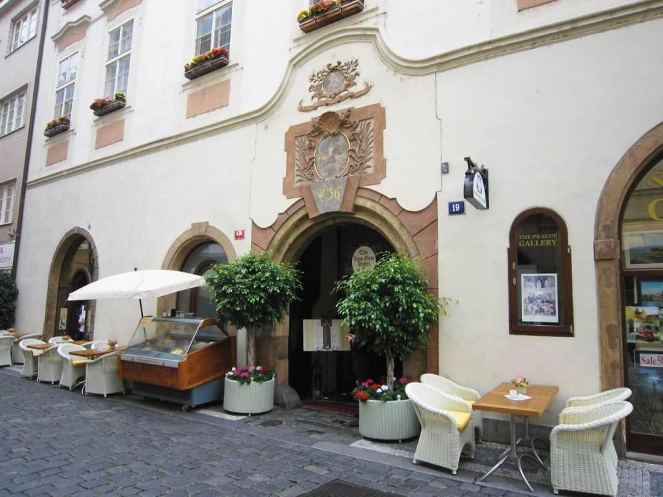 Entrance Hotel Iron Gate