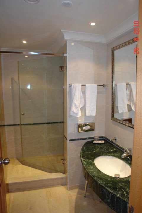 Badezimmer mit Dusche Steigenberger Marhaba Thalasso Hammamet