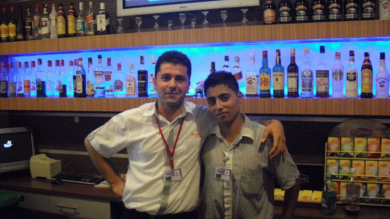 Die guten Seelen der Lobby Bar Hane Family Resort