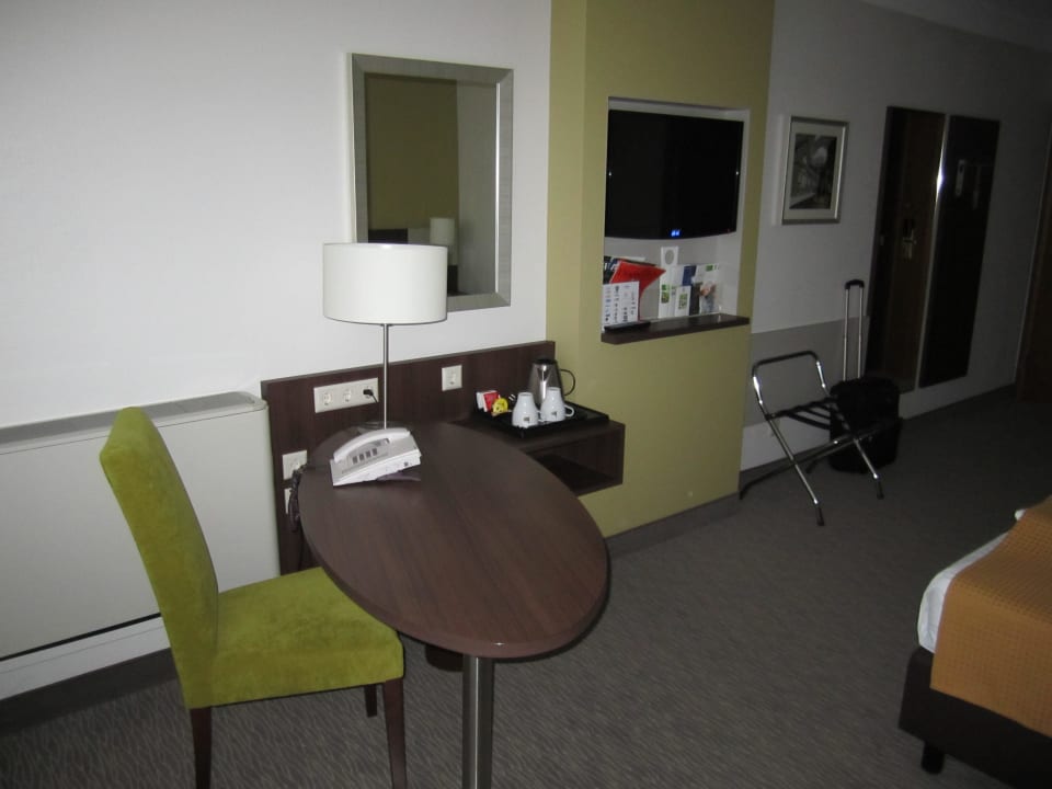 Schreibtisch und Kaffee-Ecke Leonardo Hotel Heidelberg-Walldorf