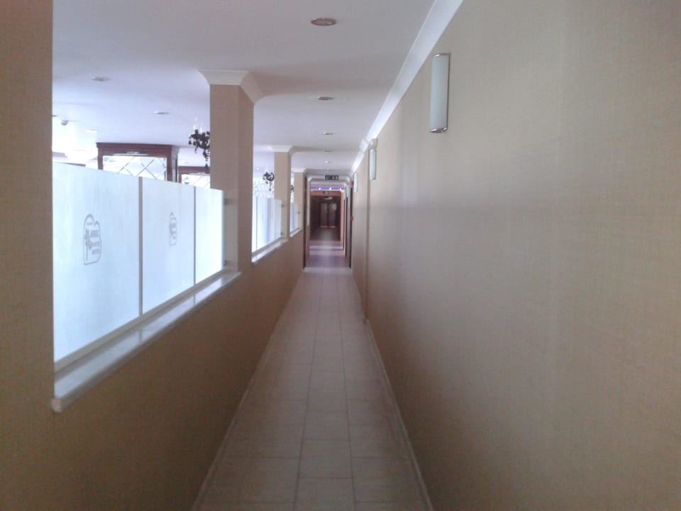Korytarz prowadzący na basen  Opia Hotel