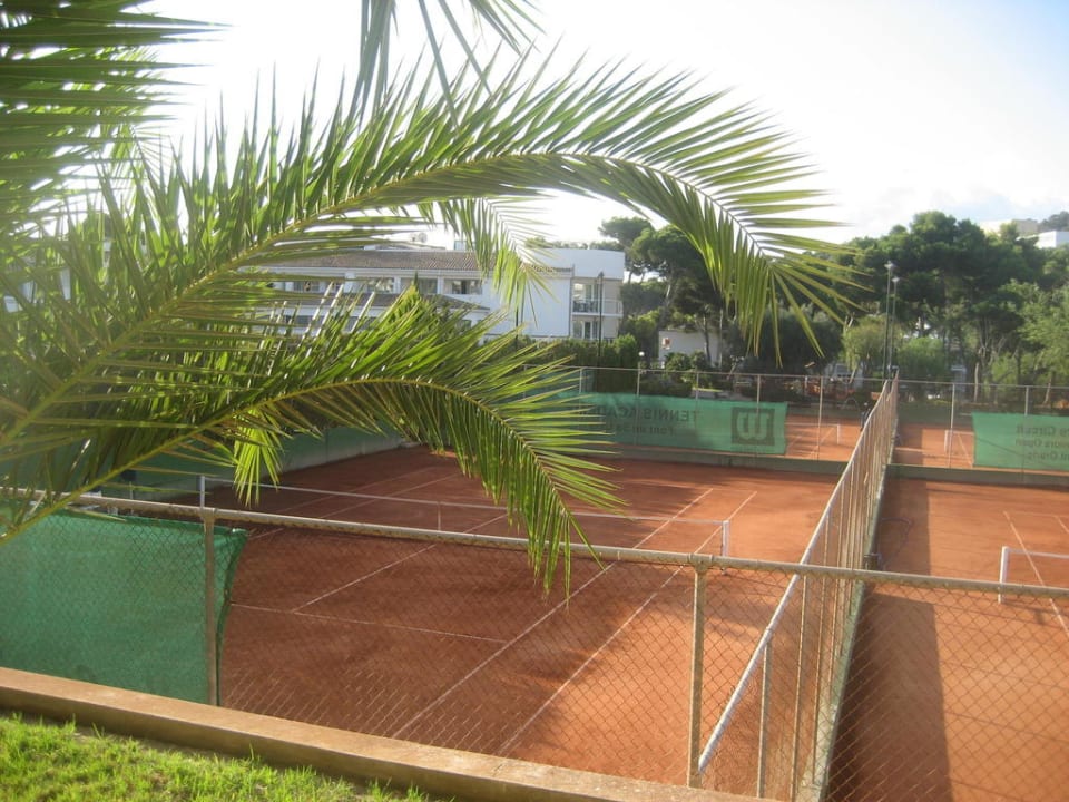 "Mega viele Tennisplätze" Hotel Beach Club Font de Sa Cala (Font de Sa