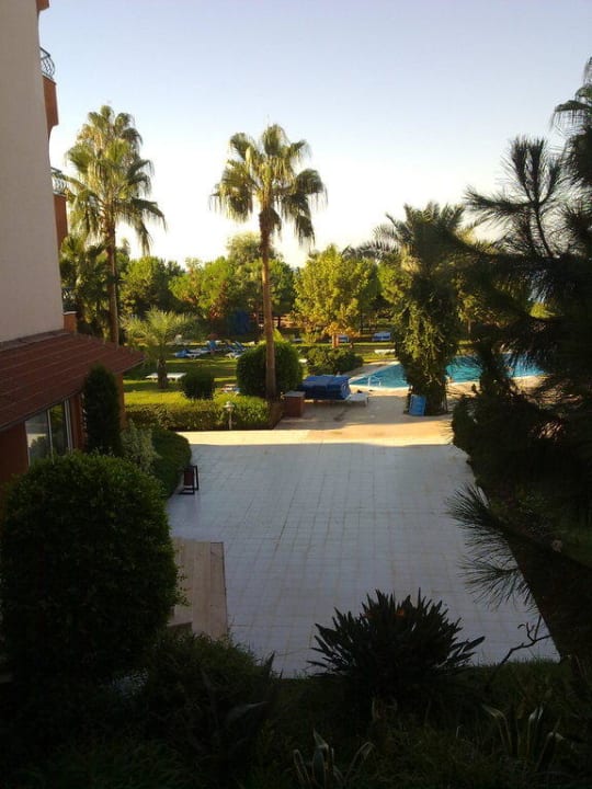 Blick auf die Gartenanlage Club Turtas Beach Hotel