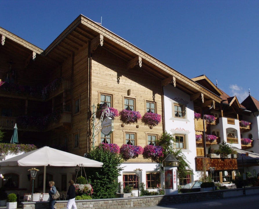 Der Haupteingang mit Terrasse Hotel Gaspingerhof