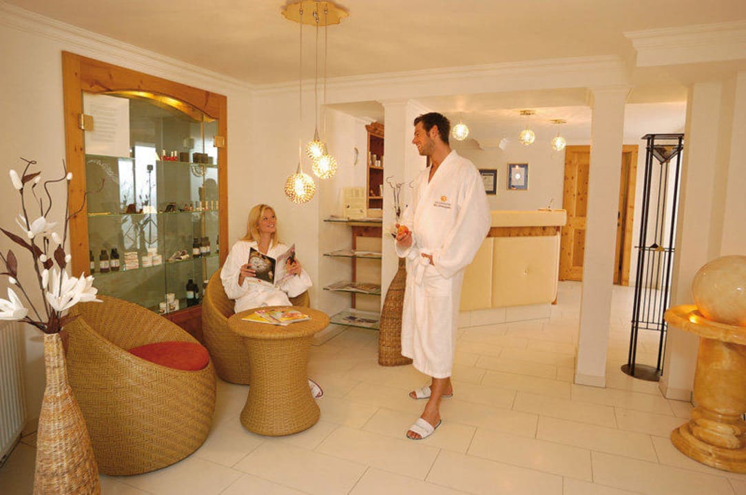 Wellnessbereich Eingang Wellnessresort Vier Jahreszeiten
