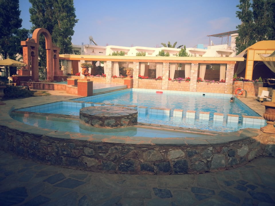 Kleiner, aber schöner Pool Orpheas Resort - Adults Only