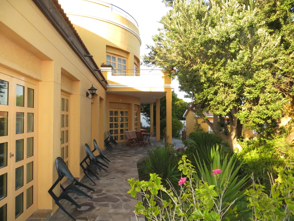 Vor den Terrassen der Zimmer Ocean House Swakopmund