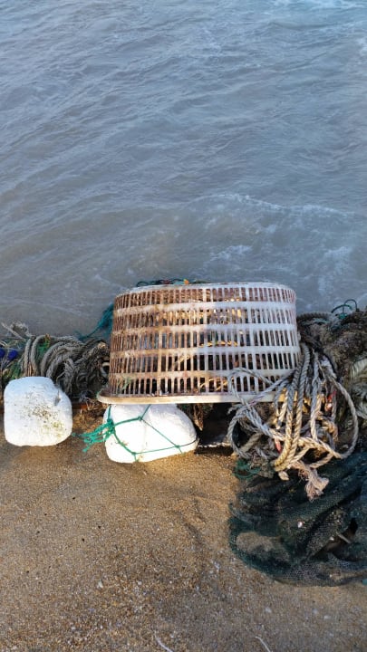 Müll am Stand The Fair House Beach Resort