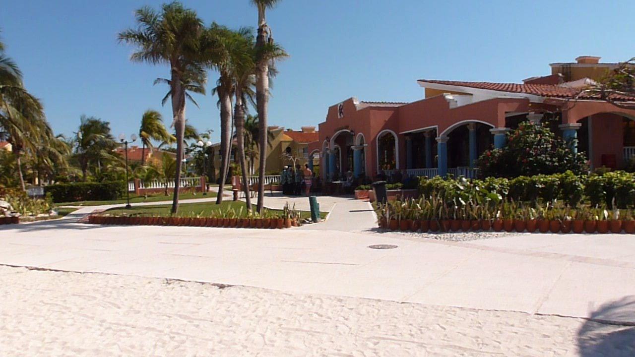 Blick vom Strand auf das Seafood-Restaurant Brisas Guardalavaca Hotel & Villas