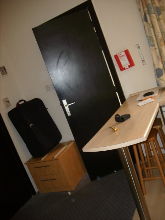 Bartisch, Kofferablage und Blick auf die Badtür Days Inn Hotel & Residence