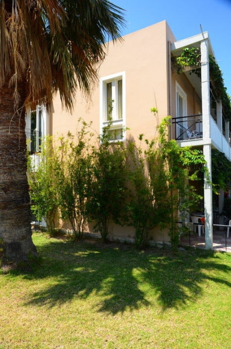 Peli od strony ogrodu  Hotel Peli