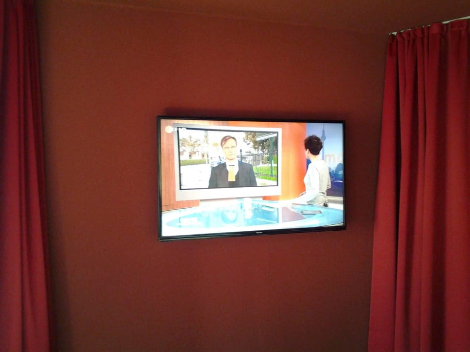 Der schöne große Fernseher gegenüber vom Bett aja Grömitz