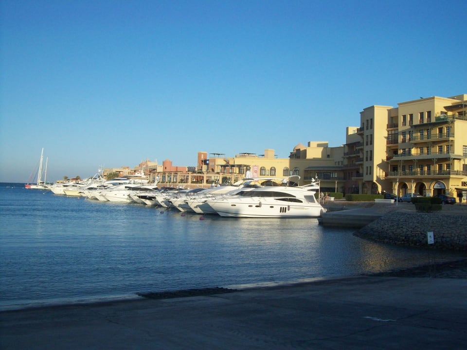 Blick über die Marina aufs Hotel Hotel Three Corners Ocean View prestige - Adults only