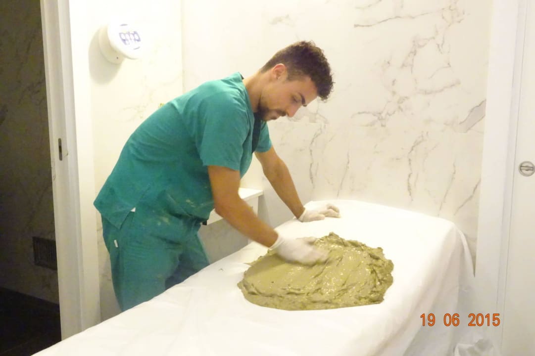 Cesare bereitet die Fangopackung vor San Montano Resort & Spa