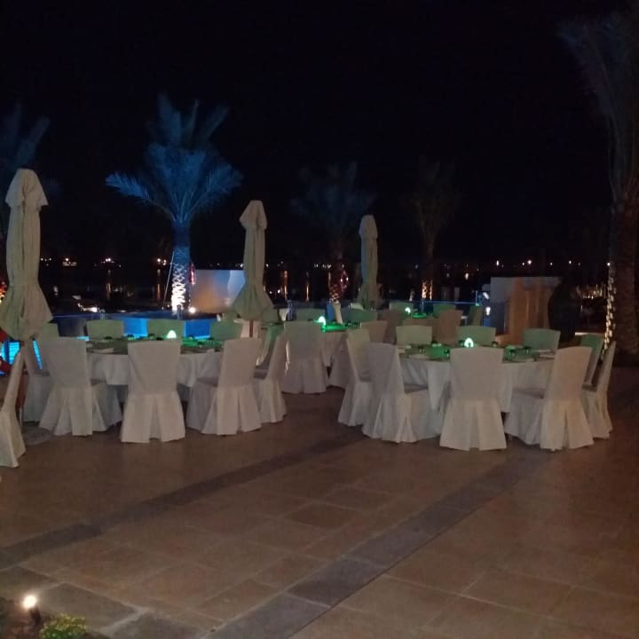 Restaurantterrasse & Pool DoubleTree by Hilton Resort & Spa Marjan Island