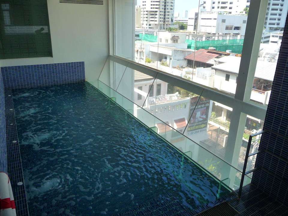 Der Indoorpool mit Aussicht Hotel Le Fenix Sukhumvit