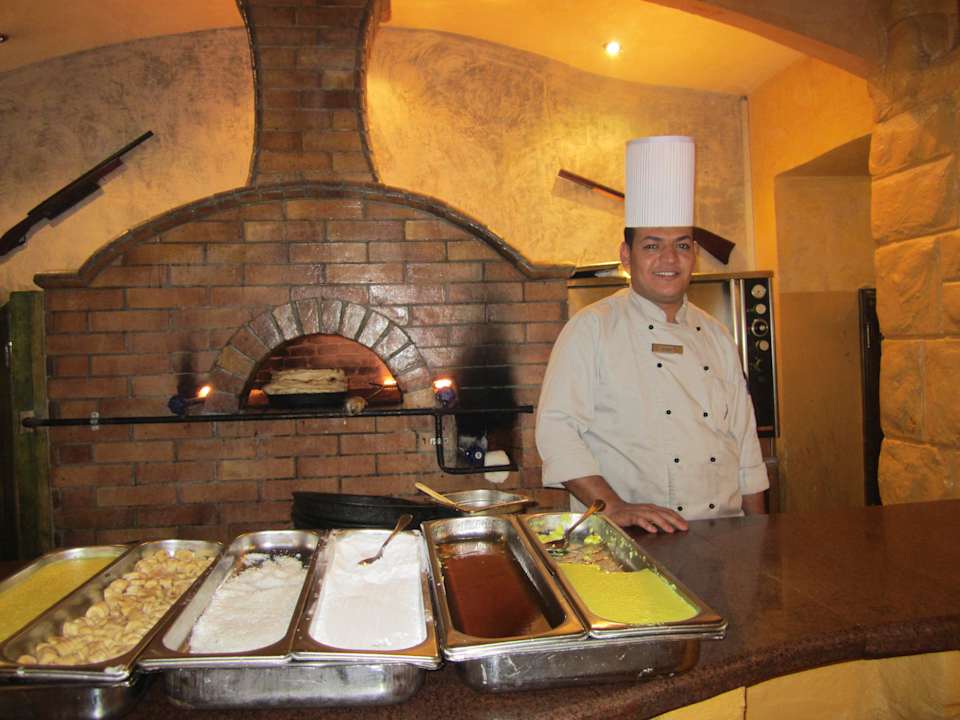 Ali, der beste Pizzabäcker im Hauptrestaurant Pickalbatros Alf Leila Wa Leila Resort - Neverland Hurghada