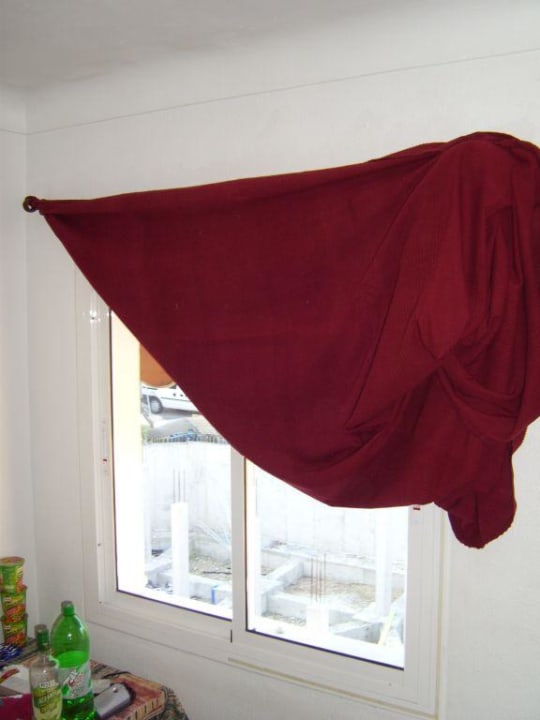 das Fenster mit der kaputten Gardinen Hotel Monterrey