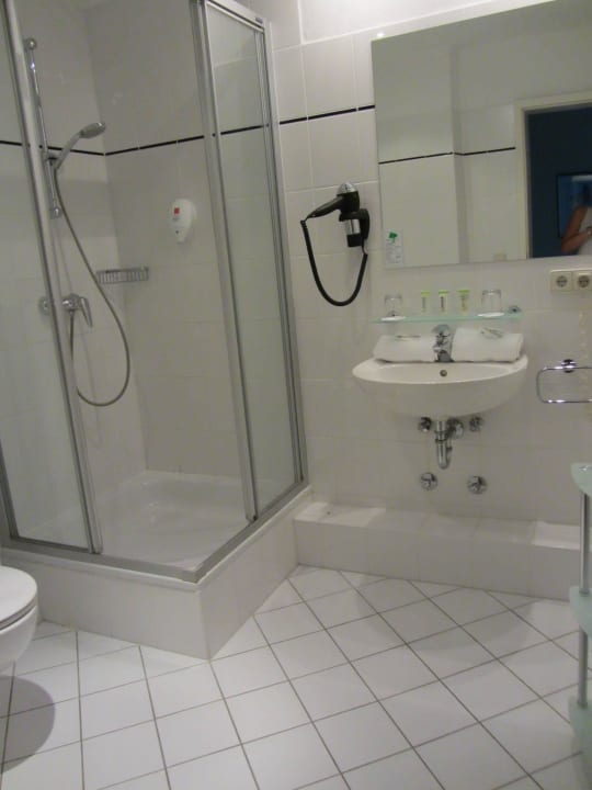 Geräumiges Bad mit Dusche Lindner Hotel Sylt