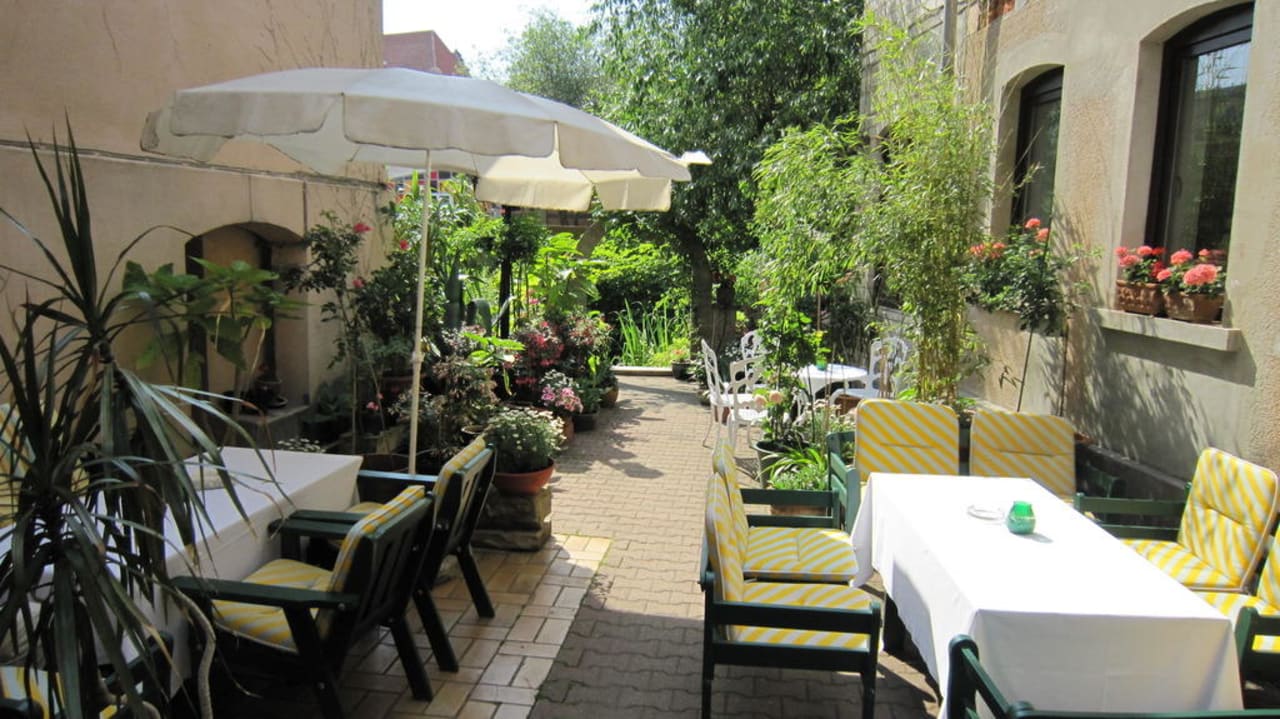 Schöner Innenhof mit vielen Blumen Hotel Birkenhof