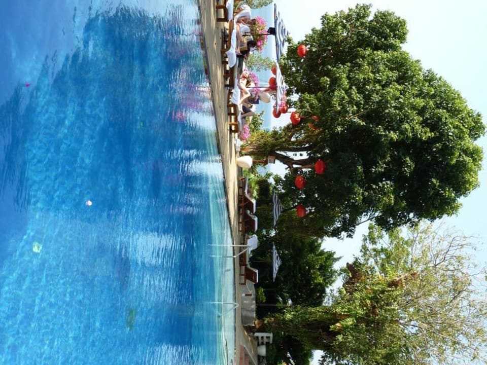 Am Hotelpool The Nai Harn Phuket