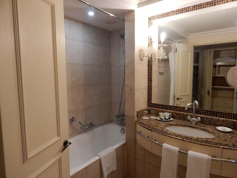 Badezimmer mit defekter Tür Hotel InterContinental Jacir Palace