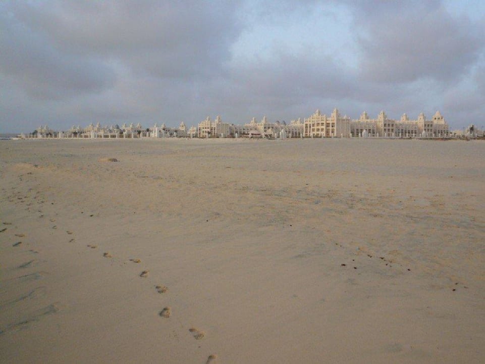 Blick vom Strand aufs Hotel Hotel Riu Karamboa