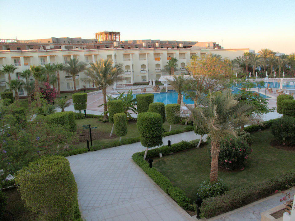 Blick auf den Pool am Abend The Grand Hotel Hurghada