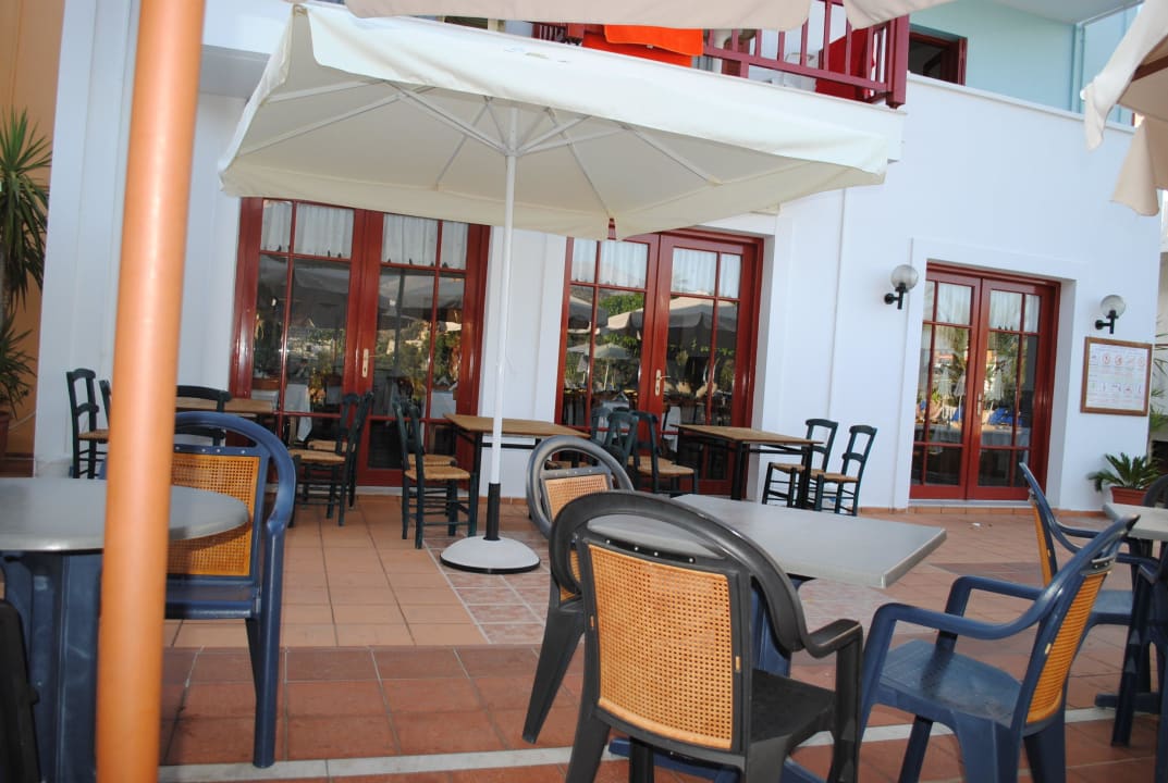 Siedzenia w srodku za szyba Hotel Corina & Paloma Garden