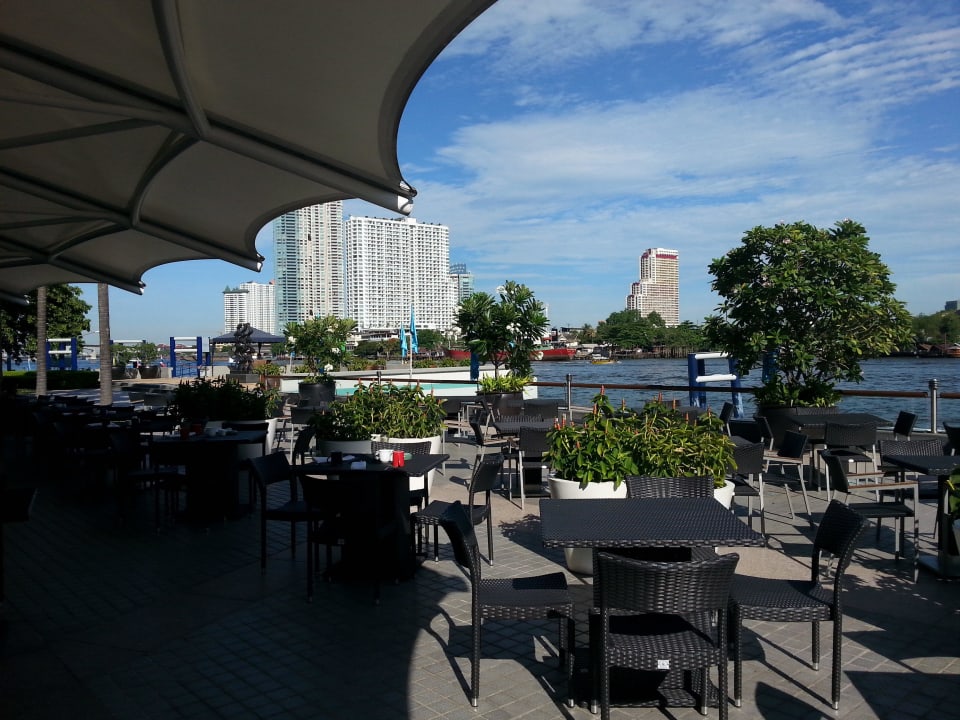 Beim Frühstück die Aussicht genießen Chatrium Hotel Riverside Bangkok