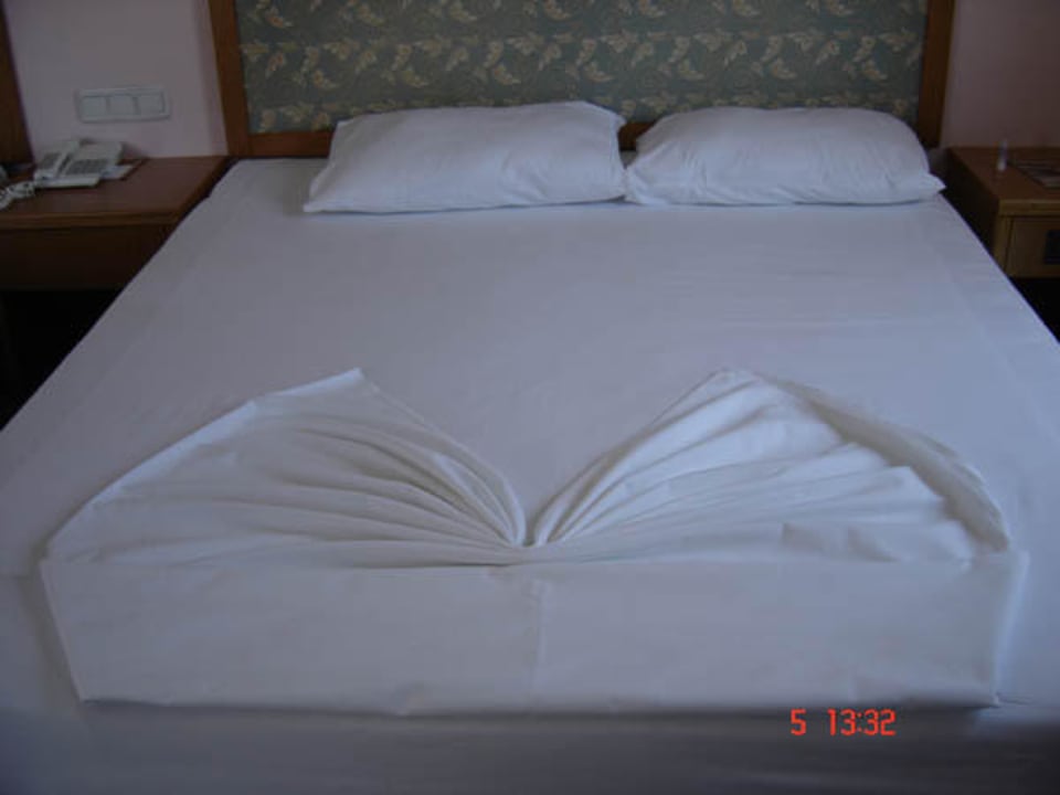 Super schön dekoriertes Bett Miramare Queen Hotel
