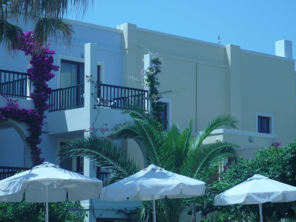 Blick vom Pool auf die Nebengebäude Hotel Tigaki Beach