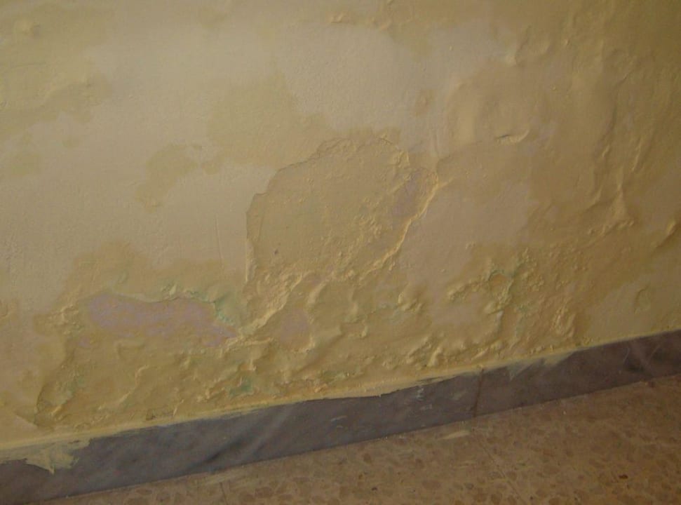 Bröckelnder Putz im Zimmer db San Antonio Hotel + Spa