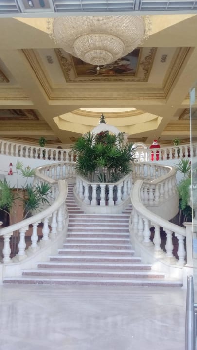 Treppe von Lobby zur Außenanlage Hotel Titanic Palace