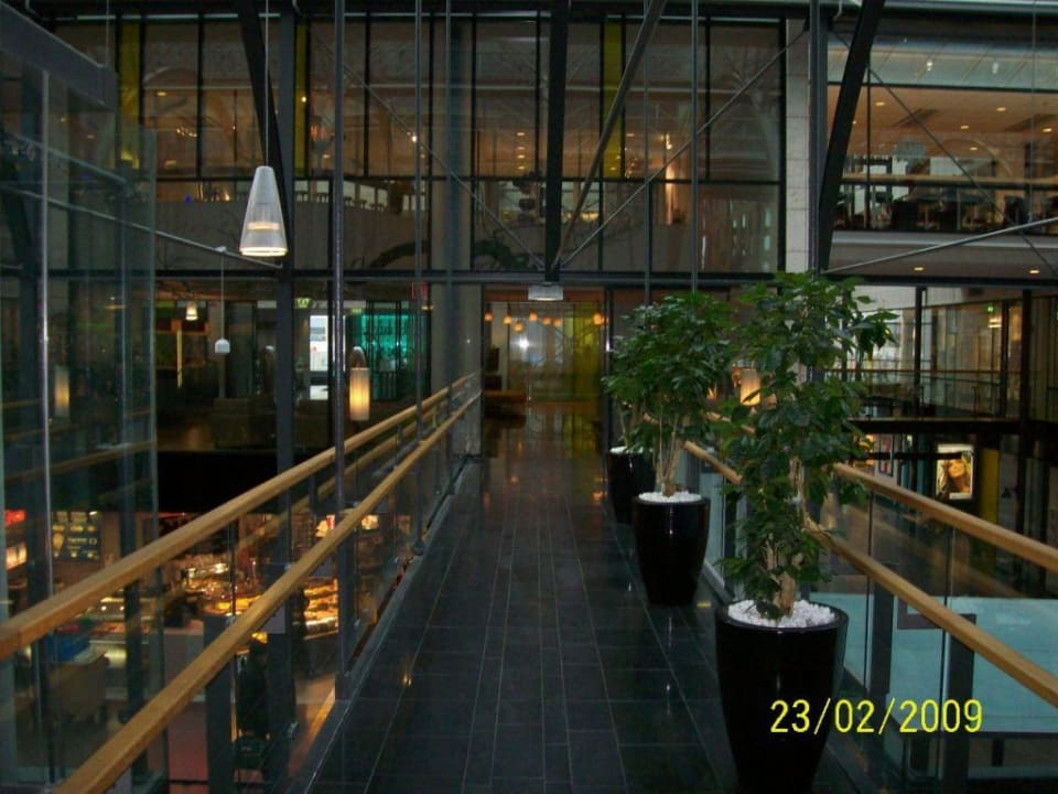 Brücke zu den Zimmern über der Bahnhofshalle First Hotel G