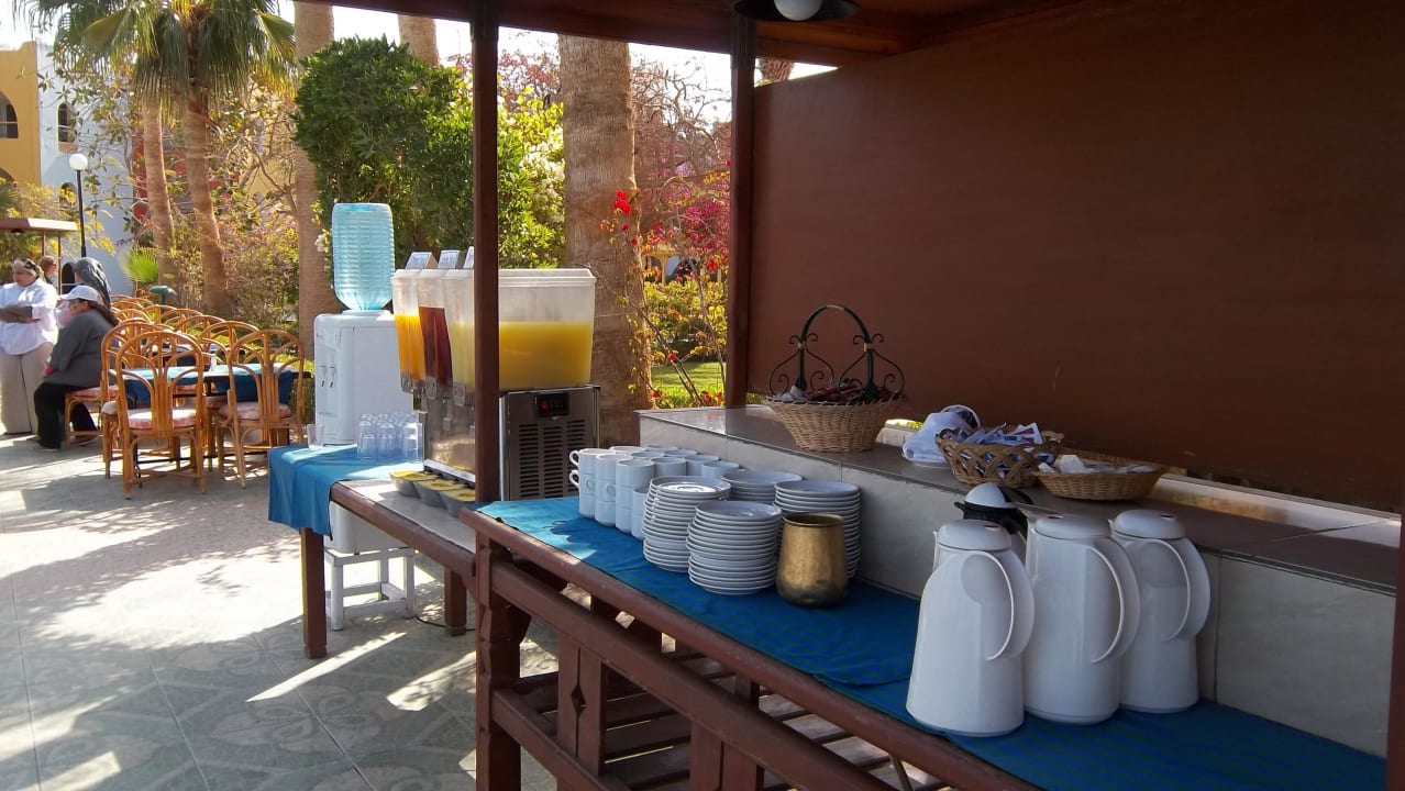 Lunch am Pool Arabia Azur Resort